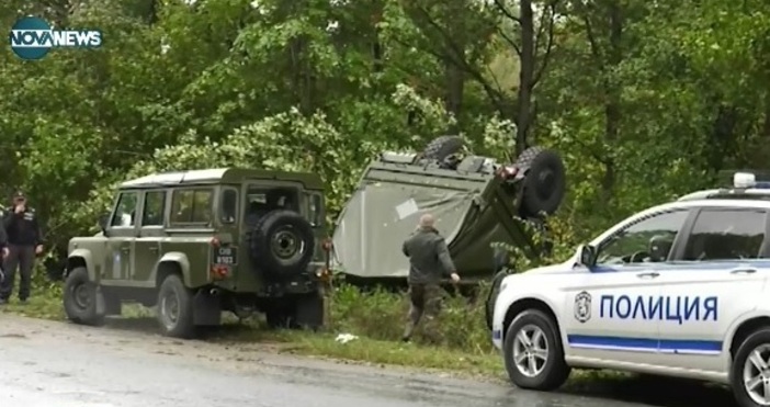 Двама души са откарани в болница след като военен камион