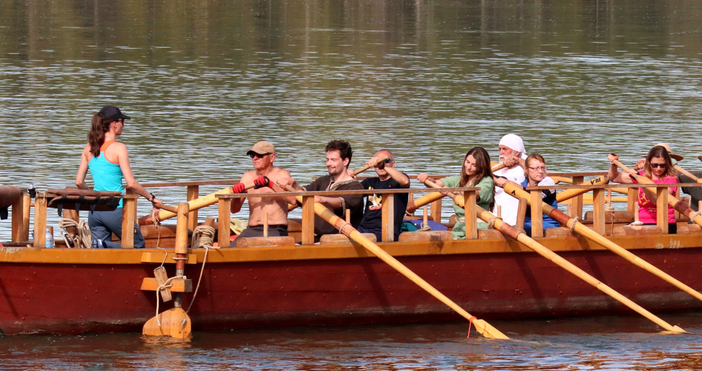 Снимки Днес римляните стигнаха Байкал Гребците младежи на кораба Danuvina