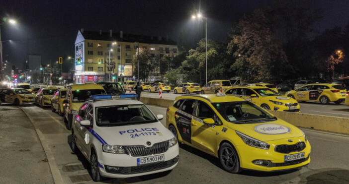 Таксиметровите шофьори планират масов протест след като снощи техен колега почина в