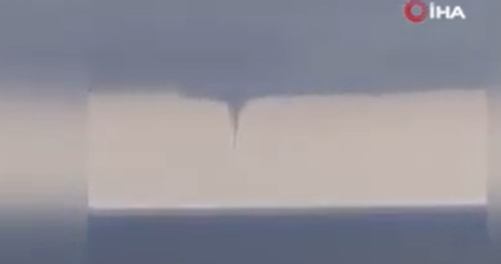 Три смерча се образуваха в Черно море край турския град