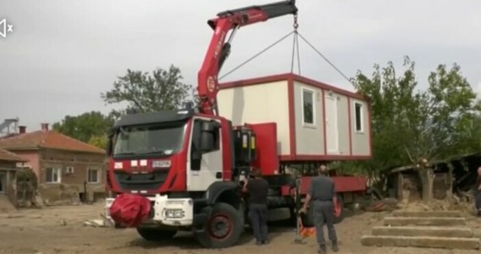 Първите фургони пристигнаха в най-тежко пострадалото от наводненията в Карловско