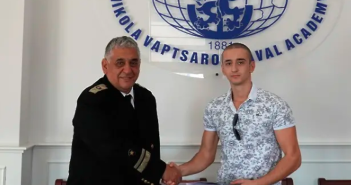 снимки naval acad bgСтанислав Иванов получи отличие за това че това лято спасил
