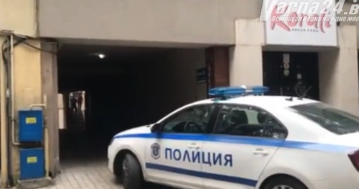 На ул Опълченска в центъра на Варна гъмжи от полиция