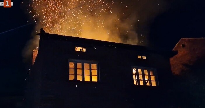 Тази вечер горя къща в центъра на Казанлък съобщи БНТ Огнената стихия е