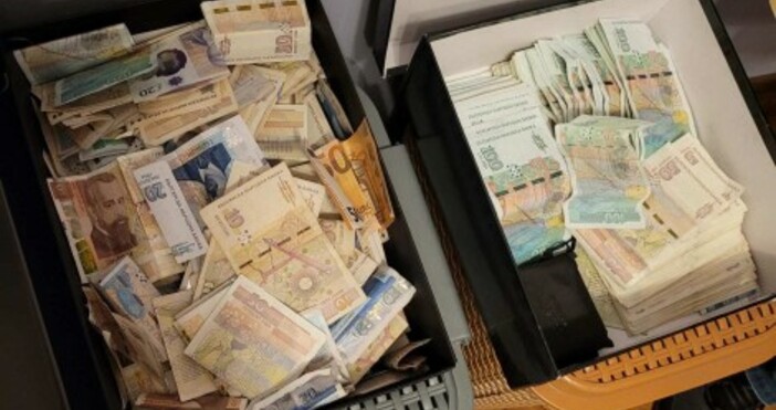 снимки пресцентър на МВР ВарнаСпецполицаи намериха два кашона с пари