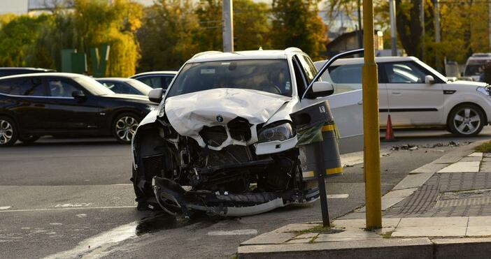 снимки Монуминт на Орлов мост в София пострада след като