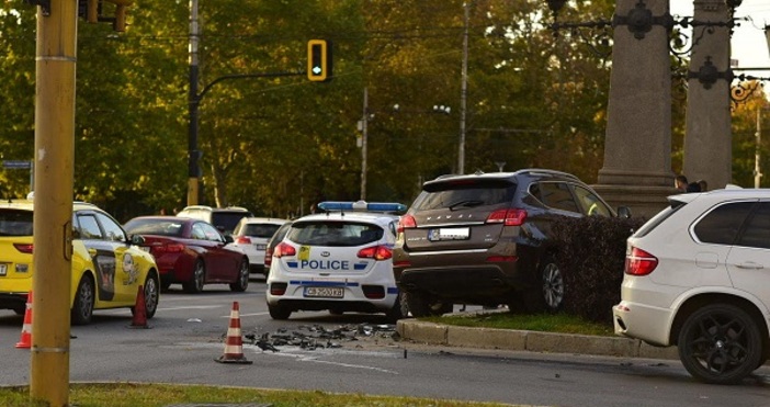 снимки Монуминт на Орлов мост в София пострада след като