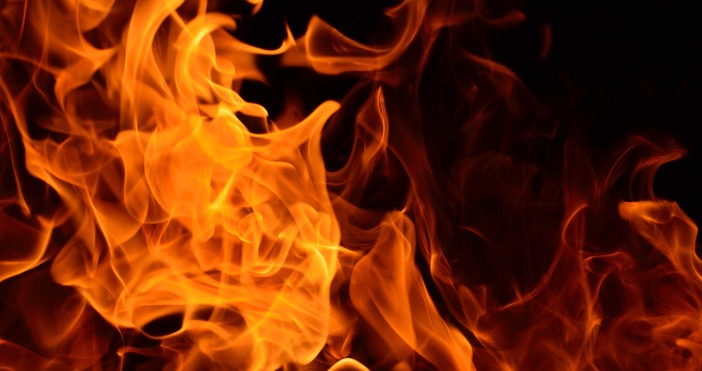 Отново се разгоря пожарът между две варненски села Шести ден гори