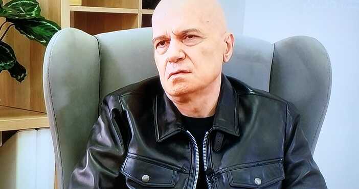 Днес Слави Трифонов отново се появи в рубриката Нещо личчно Слави