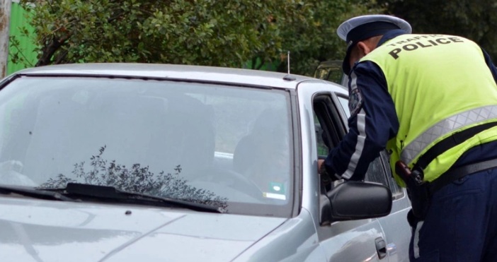 Неправоспособен шофьор се опита да подкупи полицаи във Варна.Автомобилът на