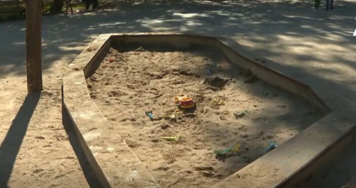 Работници откраднаха пясъка от детска площадка в столичния квартал Лагера