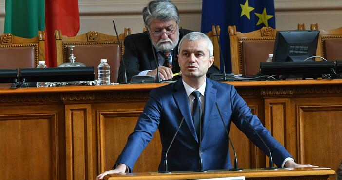 Костадин Костадинов от Възраждане се изправи на парламентарната трибуна и