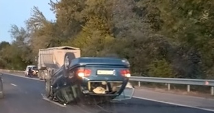 Кола се обърна по таван на магистралата близо до Варна