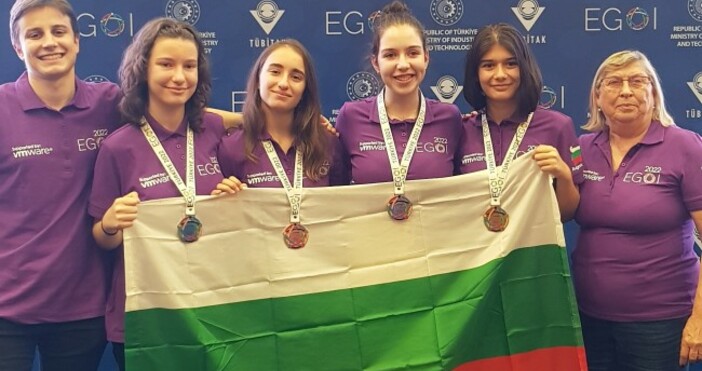 Българки с медали по информатика в Анталия. И четирите български ученички