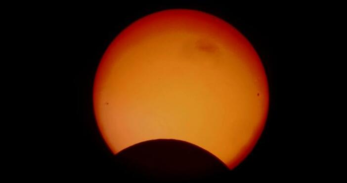 Любители и професионалисти заснеха частичното слънчево затъмнение над София, предаде