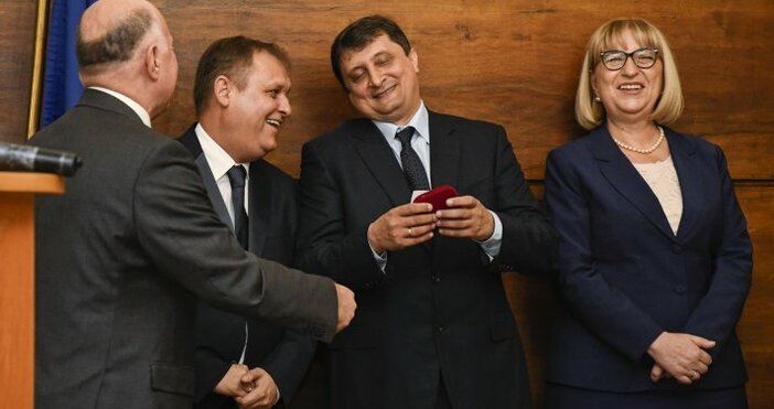 , Георги Чолаков (на снимката вляво)Председателят на Върховния административен съд