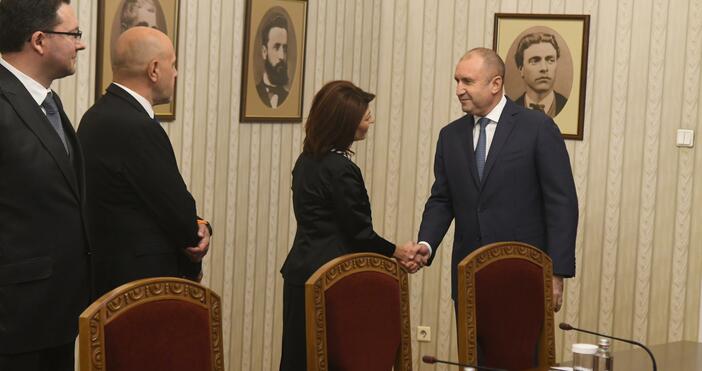 Лидерът на парламентарната група на ГЕРБ-СДС Десислава Атанасова говори след