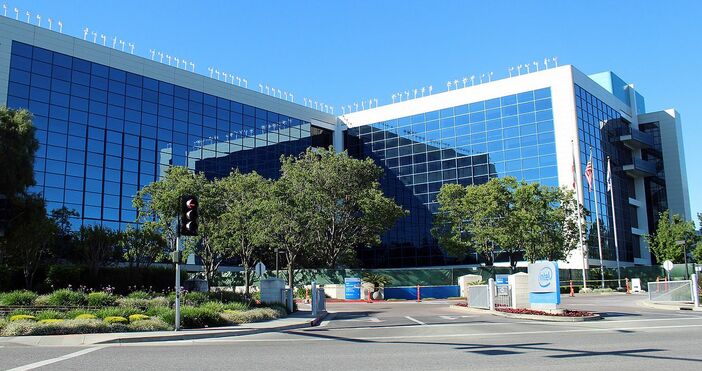 Американският технологичен концерн Intel Corp планира значително намаляване на броя на