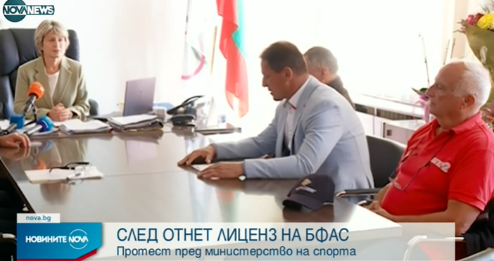 Оставката на спортния министър от служебния кабинет Весела Лечева искат