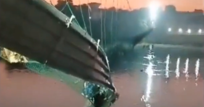 Десетки жертви взе мост в Индия Висяш мост над река рухна