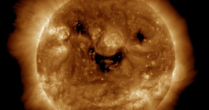 НАСА снима как Слънцето се усмихва Това стана в Обсерваторията за