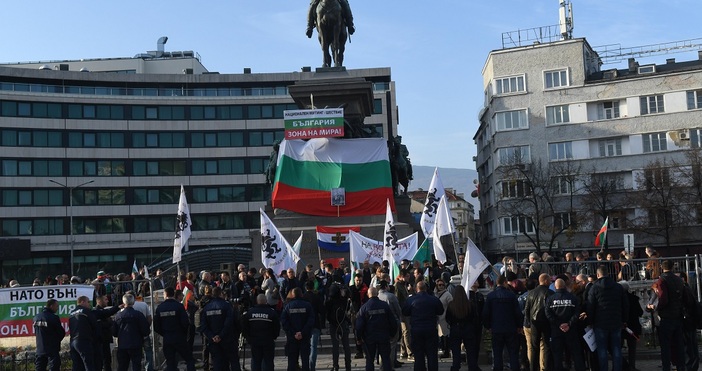 Възраждане протестира пред Народното събрание срещу предложението България да предостави