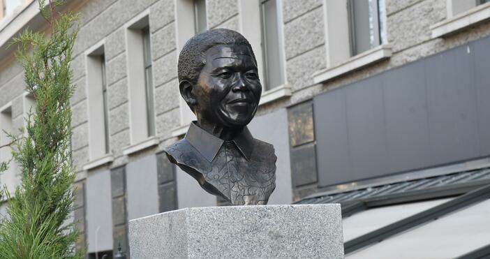 Нелсън Мандела вече има бюст- паметник в София, предава . Нелсън