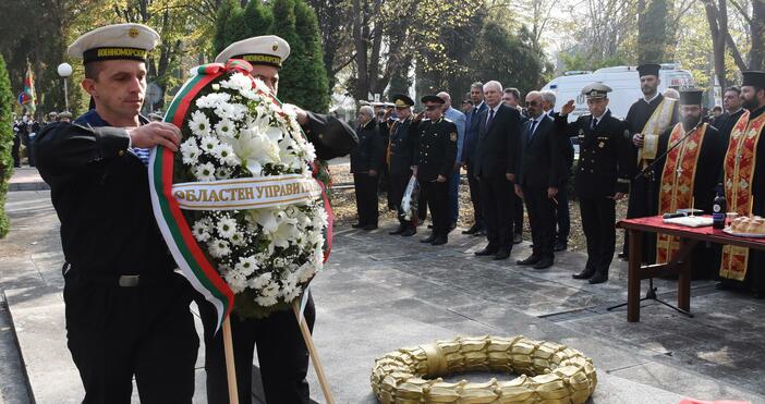 Снимки Във Варна отдадоха почит за Архангелова задушница с ритуал