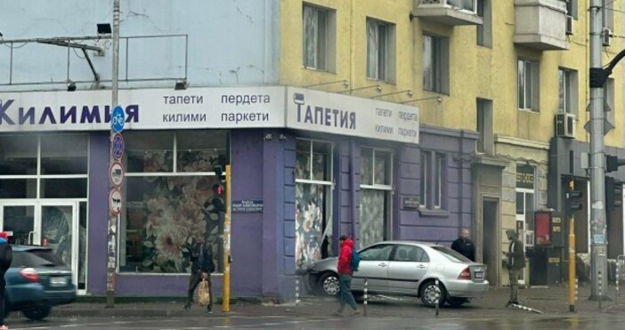 Катастрофи в София Автомобил се заби в магазин за тапети в