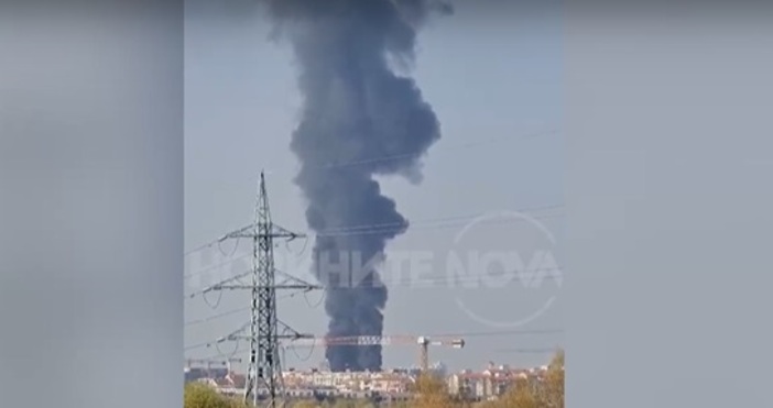 Пушекът се вижда от Околовръстния пътГолям пожар гори в София
