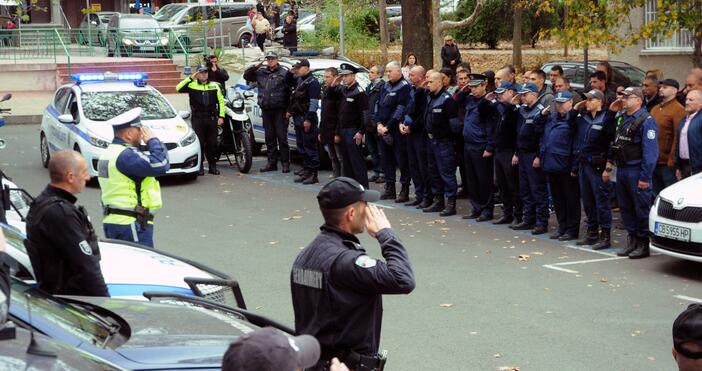 Снимки Бургаските полицаи отдадоха почит на убития граничен полицай Петър