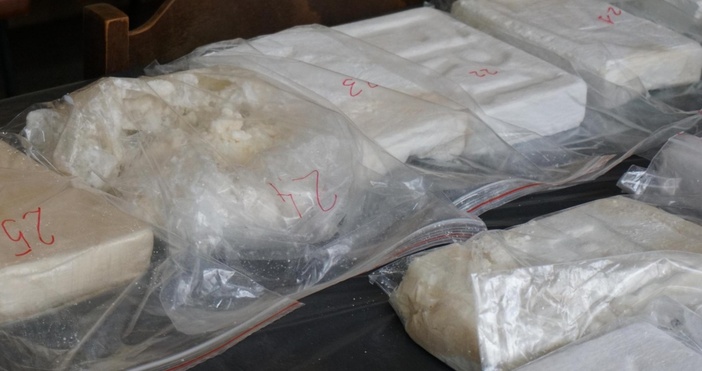 Митнически служители откриха 3 58 кг кокаин при проверка на лек