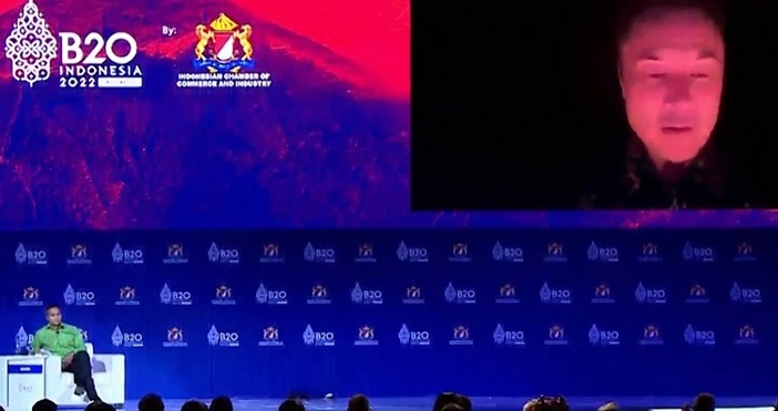 Илон Мъск - най-богатият човек в света, говори, осветен от