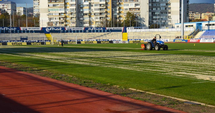Снимки spartakvarna.bgРъководството на Спартак предприе освежаващ ремонт на тревното покритие на