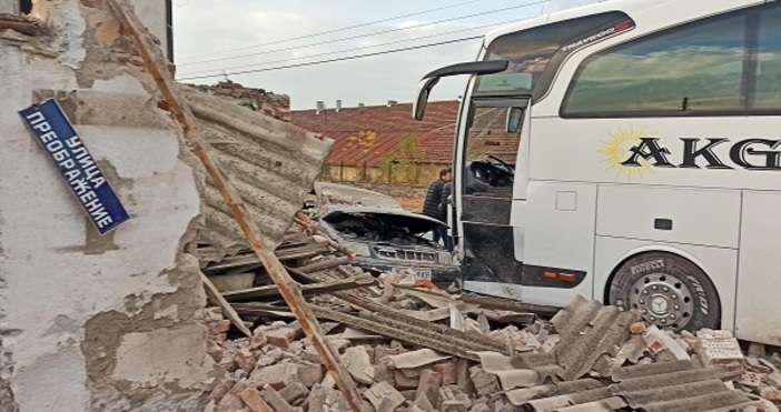 Турски автобус се вряза в къща след сблъсък с кола