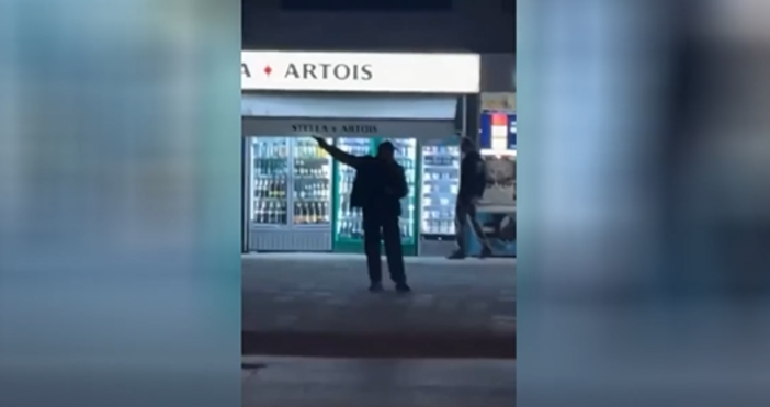 Жена засне как мъж заплашва хората и стреля пред магазин