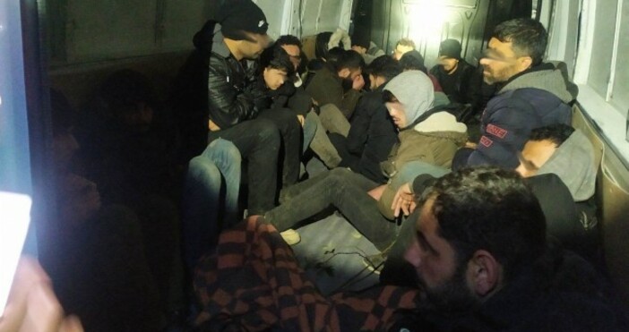 Полицията хвана турски каналджия и 20 сирийци без документи Това