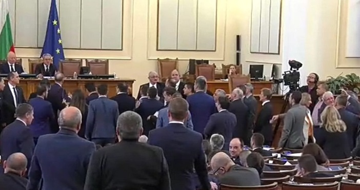 Вчерашните спорове в Народното събрание продължават: Депутатите ще продължат днес дебатите