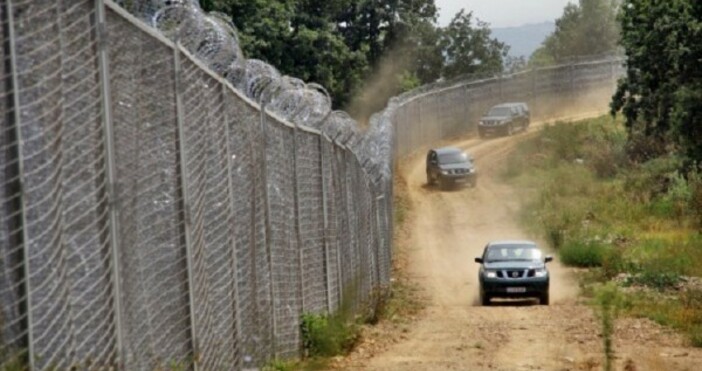 Трима граничари са били задържали снощи в района на Малко