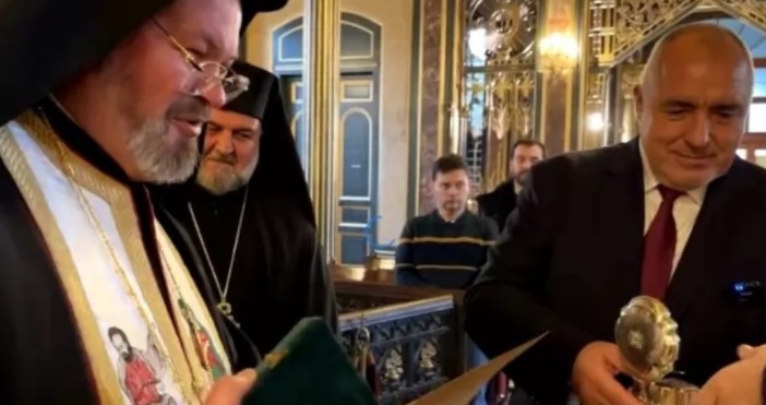 Борисов бе посрещнат с камбанен звън в българската църква в