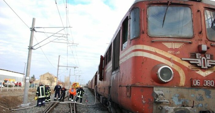 Тежък инцидент с влака София - Бургас.Локомотивът на пътническия влак