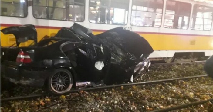 Трамвай по линия номер 20 и автомобил са се ударили