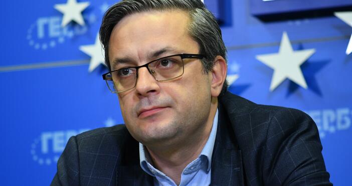 Депутатът от ГЕРБ-СДС Тома Биков обяви в парламента, че от