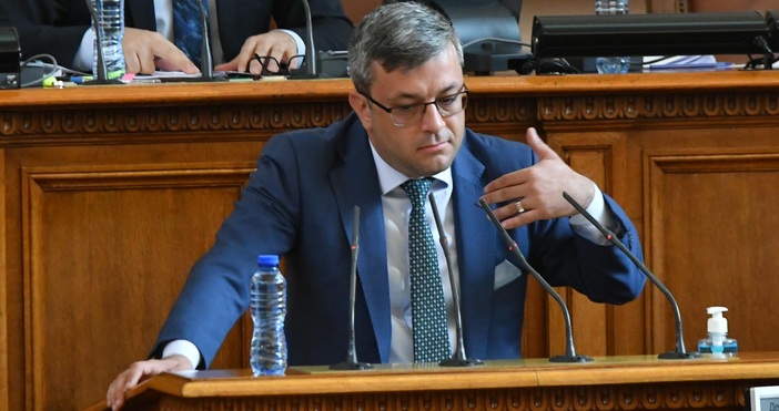 Депутатът от ГЕРБ СДС Тома Биков коментира вчерашното заседание на парламента
