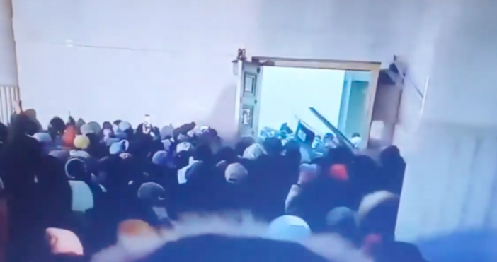 Протестиращите щурмуват сградата на правителството в Монголия Това става ясно