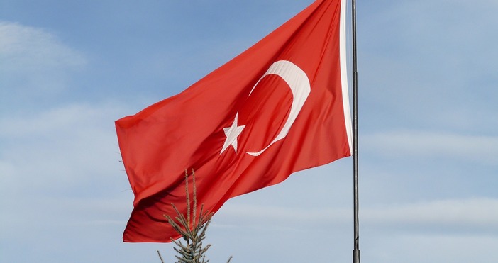 Инцидент на пътя в турската столица Трамвай се блъсна в