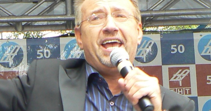 Богдан Томов е роден на 6 декември 1956 г в София