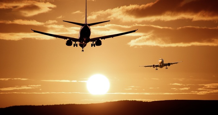 Самолетните билети ще поскъпват тъй като авиоиндустрията предприема действия за