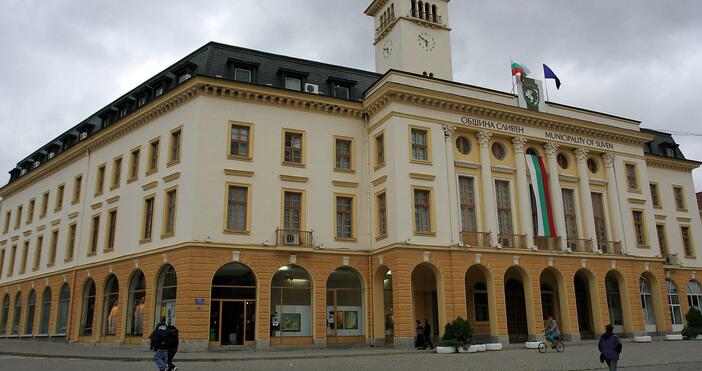 Община Сливен публикува официалната си позиция за коледната украса. Тя