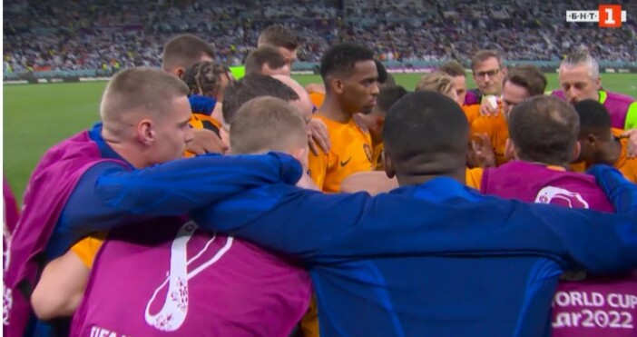 Отборите на Нидерландия и Аржентина играят при резултат 2 2 на Лусаил в ¼ финален сблъсък